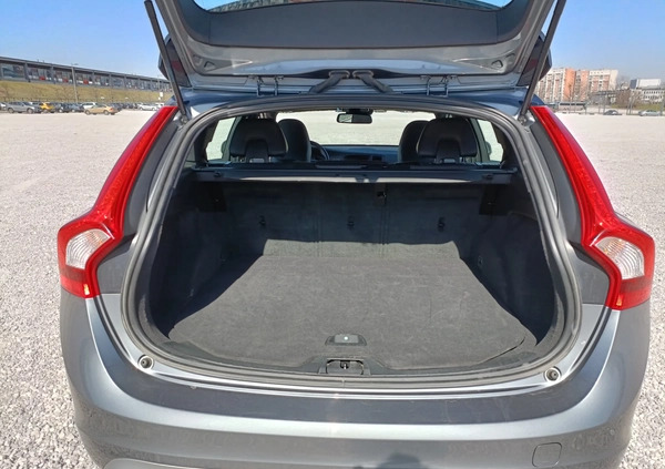 Volvo V60 cena 60800 przebieg: 142000, rok produkcji 2017 z Gdańsk małe 211